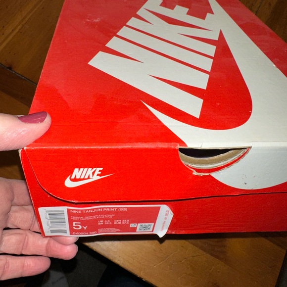 Size 5 NIKE Sneakers. MUST BE BUNDLED. NO ADDITIONAL DISCOUNT ON THIS ITEM !! - Picture 5 of 8